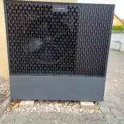 Wärmepumpe Schifferstadt Außeneinheit Viessmann Vitocal 200-S Wärmepumpe in Schifferstadt: Außeneinheit einer Viessmann Vitocal 200-S Luft/Wasser-Wärmepumpe an der Hauswand eines 2-Familienhauses