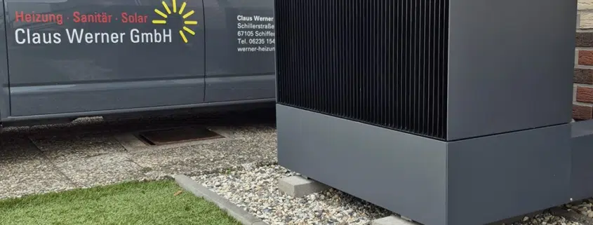 Außeneinheit der Viessmann Vitocal 250-A Luft/Wasser-Wärmepumpe vor einem Einfamilienhaus in Schifferstadt, im Hintergrund ein Servicefahrzeug der Claus Werner GmbH1